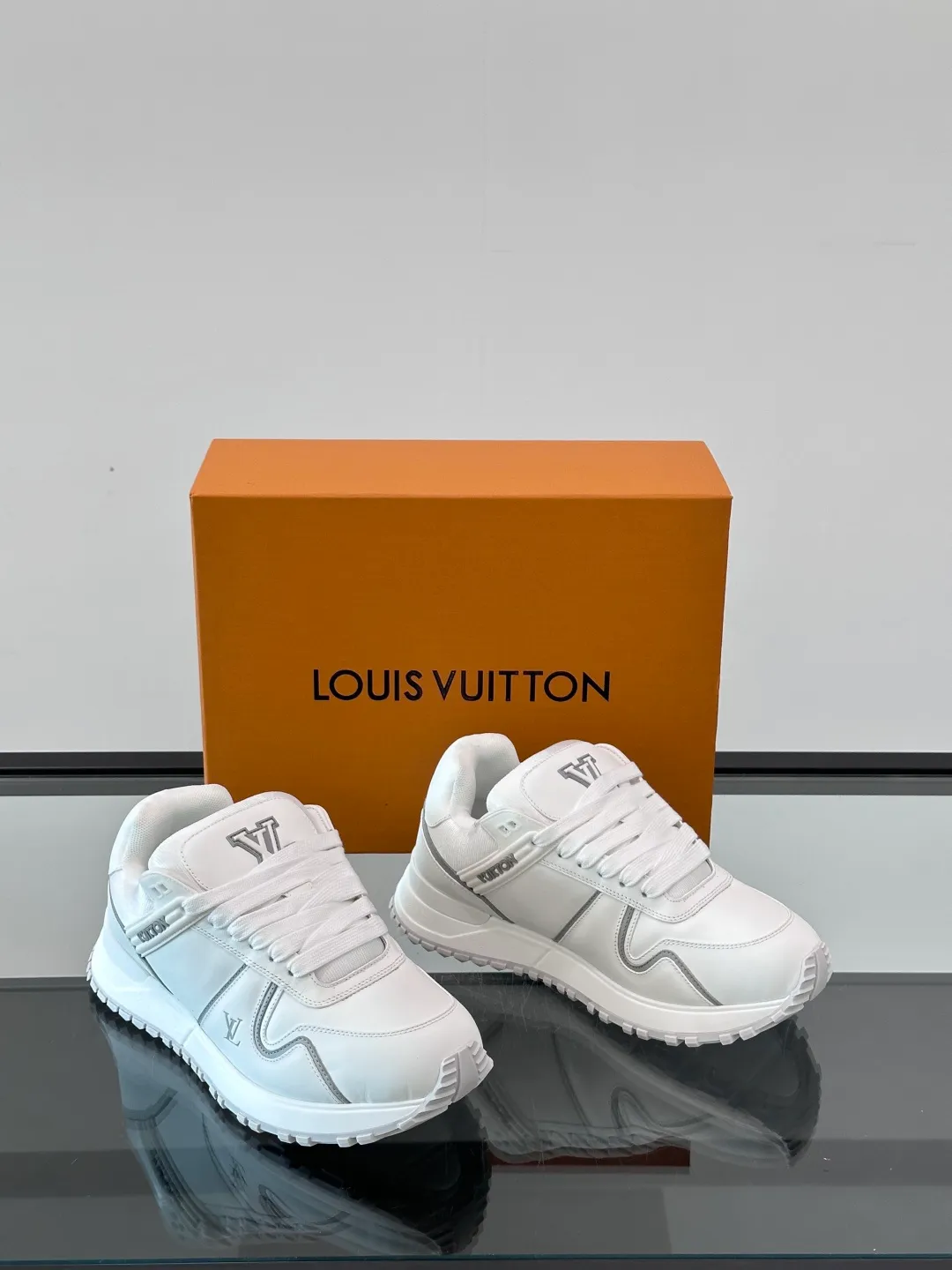Men's Men's Shoes 💰p480 "＊OUIS ＊UITTO＊" sneakers debuted in the 2025 early autumn series, continuing the iconic design of Run Away sneakers in a large version. The smooth calfskin upper features contrasting LV lettering and Vuitton logos, while a lightweight rubber wedge outsole evokes running shoe construction. High level of comfort. Looks good, wears well and matches well. Worth buying🎶🎶🎶 size: 38-44 (45 customized)